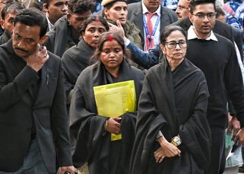 SIR મુદ્દે સુપ્રીમકોર્ટમાં મમતા બેનર્જી, ચૂંટણી પંચને ‘વોટ્સએપ આયોગ’ ગણાવ્યું, ECI ને નોટિસ | Bengal…