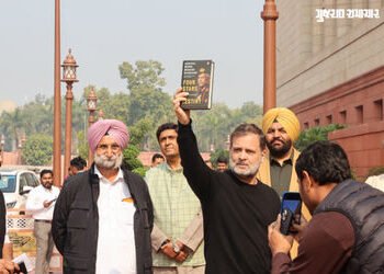 પૂર્વ જનરલ નરવણેનું પુસ્તક લઈને સંસદ પહોંચ્યા રાહુલ ગાંધી, કહ્યું- ‘PM મોદી આવશે તો ગિફ્ટ કરીશ’ | lo…