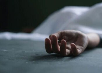 વડોદરાના મકરપુરામાં યુવતીએ બિલ્ડિંગ પરથી કુદીને જીવન ટૂંકાવ્યું, પોલીસે તપાસ આદરી | Vadodara: 20 Yea…