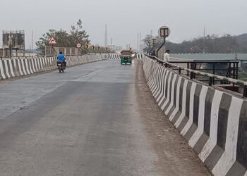 બાજવા રેલવે ઓવર બ્રિજ પર રાત્રે અંધારપટથી વાહનચાલકો પરેશાન | Motorists troubled by darkness at night…