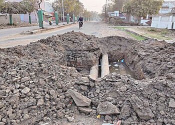 અઠવાડિયાથી ખાડો ખોદીને રાખ્યો પણ લાઇન રિપેર કરવા સમય મળતો જ નથી | The pit has been dug for weeks but…