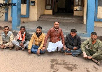 અમદાવાદ: કેમિકલ ચોરીના રેકેટનો ખુલાસો, ટેન્કર ડ્રાઈવરોને લાલચ આપી રસ્તામાં કાઢી લેતા, 6ની ધરપકડ | Ah…