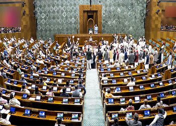 મહિલા સાંસદોએ પીએમની બેઠક ઘેરી લેતા મોદી ભાષણ ન આપી શક્યા | Modi could not deliver speech as women M…