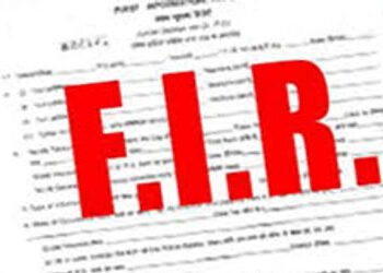 જે.સી.બી.પર શ્રમજીવીઓને બેસાડીને જતો ડ્રાઇવર ઝડપાયો | Driver caught carrying workers on JCB