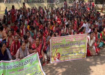 વેતન વધારાની માંગ સાથે આંગણવાડી મહિલા કાર્યકરોની રાજકોટમાં રેલી | Anganwadi women workers hold rally…