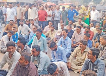 પાલિકાના કર્મચારીઓનો પગાર અટકાવાતા હોબાળો, રૂ. 15 લાખની રિકવરીના આદેશ | Uproar over withholding of s…