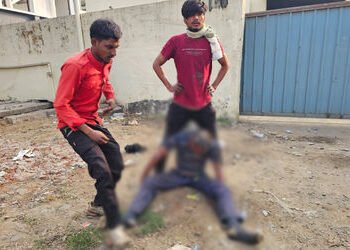 ઉમરગામના સરીગામમાં કેમિકલ ફેક્ટરીમાં ગેસ લીકેજથી વિસ્તારમાં અફરાતફરી, 3 બેભાન | Gas leakage in chemi…