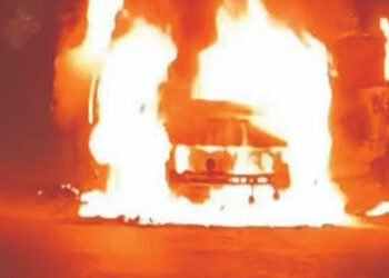 વડોદરાના હરણીમાં ચાલુ કારે આગ, ગોરવાના મકાનમાં આગથી ઘરવખરી ખાક | A car caught fire in Vadodara’s Har…