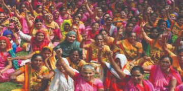 આંગણવાડી કર્મીઓ પર કામનું ભારણ ઘટાડી વેતન વધારવાની માગ : તા.12 ફેબ્રુઆરીએ હડતાલની ચીમકી | Demand to …