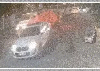 અમદાવાદમાં કાળજું કંપાવતી ઘટના: વસ્ત્રાલમાં AMCની કચરા ગાડીએ મોપેડ સવાર બે સગીરાને જોરદાર ટક્કર મારી…