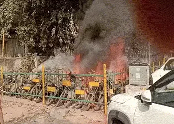 અમદાવાદના ખાડિયા પોલીસ સ્ટેશનના પાર્કિંગમાં ભીષણ આગ, જપ્ત કરેલા 25 જેટલા બાઈક બળીને ખાખ | Fire engul…