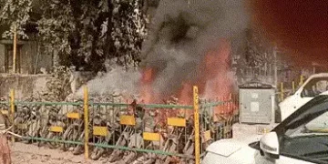 અમદાવાદના ખાડિયા પોલીસ સ્ટેશનના પાર્કિંગમાં ભીષણ આગ, જપ્ત કરેલા 25 જેટલા બાઈક બળીને ખાખ | Fire engul…