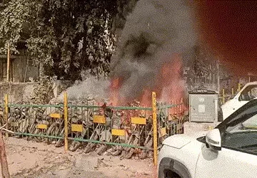 અમદાવાદના ખાડિયા પોલીસ સ્ટેશનના પાર્કિંગમાં ભીષણ આગ, જપ્ત કરેલા 25 જેટલા બાઈક બળીને ખાખ | Fire engul…