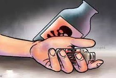 રાણપુર પોલીસ મથક સામે મહિલાનો ઝેરી દવા ગટગટાવી આત્મહત્યાનો પ્રયાસ | Woman attempts suicide by swallo…