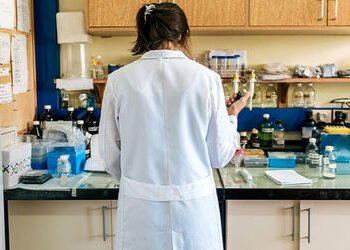 બાલાસિનોરમાં એમડી પેથોલોજિસ્ટ વગર જ ધમધમતી 15 થી વધારે લેબોરેટરીઓ | More than 15 laboratories in Bal…