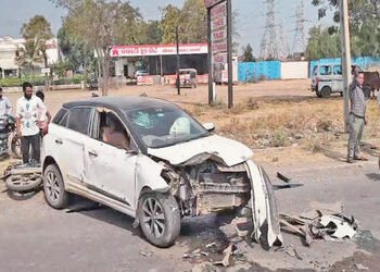 કાર, ડમ્પર અને બાઈક ધડાકાભેર અથડાતા 3 વ્યક્તિને ગંભીર ઈજા | 3 people seriously injured in car dumper…