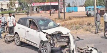 કાર, ડમ્પર અને બાઈક ધડાકાભેર અથડાતા 3 વ્યક્તિને ગંભીર ઈજા | 3 people seriously injured in car dumper…