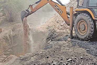 ખનીજ ચોરી અટકાવવા ગેરકાયદેસર કાર્બોસેલના કૂવાઓ પુરવાનું શરૂ કરાયું | Filling of illegal Carbocell we…