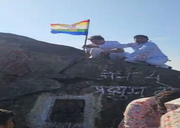 ગિરનારનાં ઓઘડ શિખર પર જૈનોએ ધ્વજા લગાડતાં સાધુ- સંતોનો વિરોધ | Sadhus and saints protest against Jai…