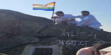 ગિરનારનાં ઓઘડ શિખર પર જૈનોએ ધ્વજા લગાડતાં સાધુ- સંતોનો વિરોધ | Sadhus and saints protest against Jai…