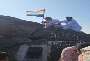 ગિરનારનાં ઓઘડ શિખર પર જૈનોએ ધ્વજા લગાડતાં સાધુ- સંતોનો વિરોધ | Sadhus and saints protest against Jai…