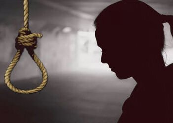 ગુજરાત યુનિના ગેસ્ટ હાઉસમાં ૨૧ વર્ષીય વિદ્યાથનીનો ગળાફાંસો ખાઈ આપઘાત | 21 year old student commits s…