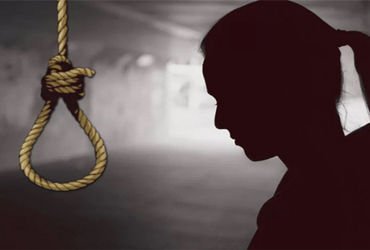 ગુજરાત યુનિના ગેસ્ટ હાઉસમાં ૨૧ વર્ષીય વિદ્યાથનીનો ગળાફાંસો ખાઈ આપઘાત | 21 year old student commits s…