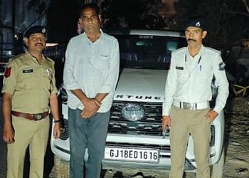 ‘તને સસ્પેન્ડ કરાવી દઈશ…’ ટ્રાફિક સિગ્નલ ભંગ કરનારનું મેમો ફાડતાં પોલીસકર્મીને કારચાલકની ધમકી | or…