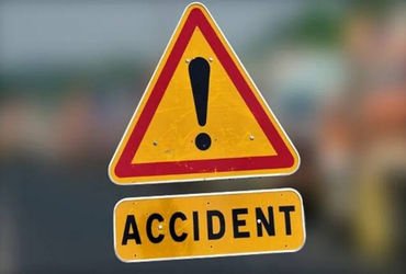 જામનગર-ખંભાળિયા ધોરી માર્ગ પર મોટી ખાવડી નજીક બે ભારે વાહનોની વચ્ચે એક પેસેન્જર રિક્ષા સેન્ડવીચ થઈ |…