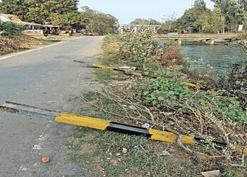 મહી કેનાલ રોડ પર જોખમી રીતે પડેલી લોખંડની એંગલોથી અકસ્માતની ભીતિ | Fear of accident due to dangerous…