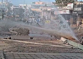 રોડ બનાવાની કામગીરી દરમિયાન પાણીની લાઇન તૂટતા ફૂવારા ઉડયા | Water pipes burst during road constructi…