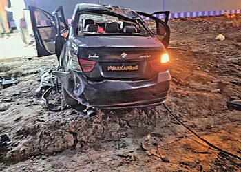 ધોલેરા-અમદાવાદ એક્સપ્રેસ હાઈ-વે પર અકસ્માત બીએમડબ્લ્યુ ચાલકનું મોત, 4 ઘાયલ | BMW driver dies 4 injur…