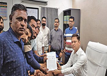 ગટરનું કનેક્શન 15 વર્ષે ગેરકાયદે જાહેર થતાં રહિશોની હાલત કફોડી | the residents worsened after the se…