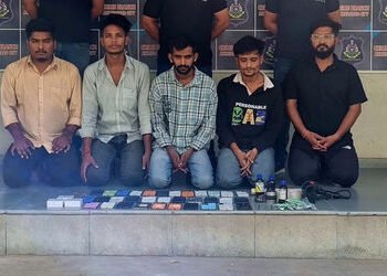 આઠ ફોન અને ૨૫ મોબાઇલ ફોન સાથે પાંચ આરોપીઓને ઝડપી લેવાયા | ahmedabad crime branch officials cracked f…
