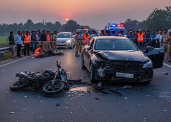 મધ્ય પ્રદેશના રીવામાં બેફામ કારે કંકોત્રી વહેંચવા જતાં પિતા-પુત્ર સહિત 3ને ફંગોળ્યા, 3 મોત | audi ca…