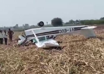વધુ એક પ્લેન ક્રેશ! કર્ણાટકમાં એક ખેતરમાં ખાબક્યું ખાનગી વિમાન, 2 ઈજાગ્રસ્ત | Private Jet Crashes in…