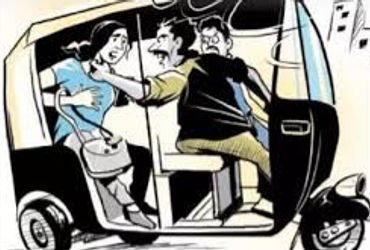 રિક્ષાના પેસેન્જરને લૂંટી લેવાનો વધુ એક બનાવ,મહિલાએ ચાર તાેલા દાગીના ગુમાવ્યા | woman robbed in risc…