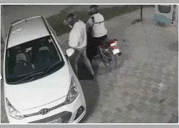 6 સેકન્ડમાં કારનો કાચ તોડી 2 લાખની ચોરી, અમદાવાદના સાઉથ બોપલના CCTV વાઇરલ | South Bopal Car Theft: R…