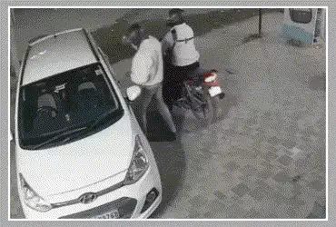 6 સેકન્ડમાં કારનો કાચ તોડી 2 લાખની ચોરી, અમદાવાદના સાઉથ બોપલના CCTV વાઇરલ | South Bopal Car Theft: R…