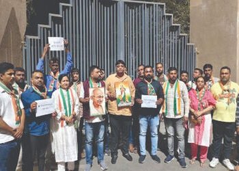 જામનગરના ટાઉનહોલમાં આયોજિત ‘હું નથુરામ’ નાટકનો પ્રયોગ શરૂ થાય તે પહેલાં કોંગ્રેસનું વિરોધ પ્રદર્શન :…