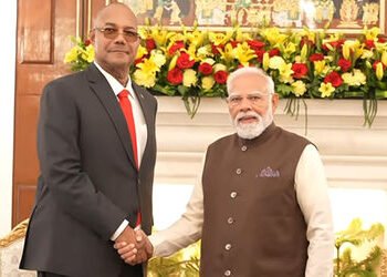 ‘જમીન-દરિયાઈ-હવા ત્રણે ક્ષેત્રોમાં મજબૂત સંબંધો’, સેશેલ્સના પ્રમુખ સાથે PM મોદીની ખાસ મુલાકાત | pm m…