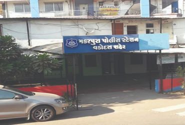 વડોદરાના દંતેશ્વરમાં પ્રેમલગ્નની અદાવતે યુવક પર હોકી વડે હુમલો | Youth attacked with hockey stick in…