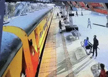 ભાવનગર: ચાલતી ટ્રેને ઉતરવા જતી યુવતી ઢસડાઈ, પોઇન્ટ્સમેને બચાવ્યો જીવ, ઘટના CCTVમાં કેદ | bhavnagar s…