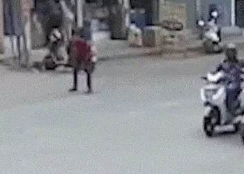 સુરતમાં બાઈક પર આવેલા ચોરે ગણતરીની સેકન્ડમાં મહિલાના ગળામાંથી સોનાની ચેઇન ઝૂંટવી, પોલીસે દબોચ્યો | S…