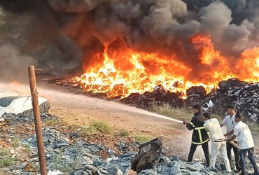 હાલોલ-પાવાગઢ રોડ પર સ્ક્રેપના ગોડાઉનમાં ભીષણ આગ; આકાશમાં ધુમાડાના ગોટેગોટા, ફાયર ફાઈટરો ઘટનાસ્થળે | …