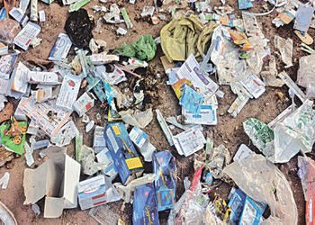 હળવદમાં લોકોના આરોગ્ય સાથે ચેડાં, સ્ટેશન રોડ પર મેડિકલ વેસ્ટના ઢગલા | People’s health is being compr…