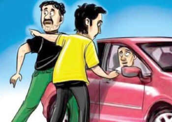 જિલ્લામાં ધોળા દિવસે ધાડ : તળાજાના પસવી નજીક કારમાં તોડફોડ કરી રૂ. 3 લાખની લૂંટ | Daytime raid in th…