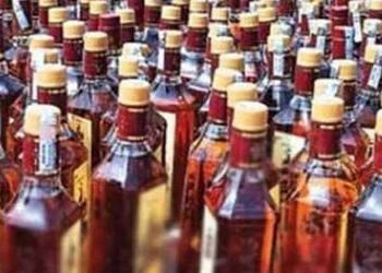 વિદેશી દારૂના 14 ક્વાર્ટરિયા સાથે શખ્સ રંગેહાથ ઝડપાયો | Man caught red handed with 14 quarts of fore…