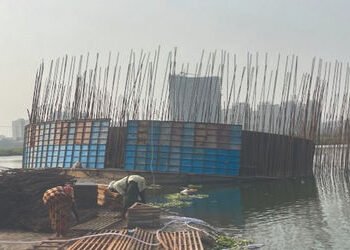 તાપી નદીમાં ઇન્ટેકવેલની કામગીરી દરમિયાન એક તરફનો ભાગ નમી ગયાનો વિપક્ષનો આક્ષેપ | Surat Opposition al…