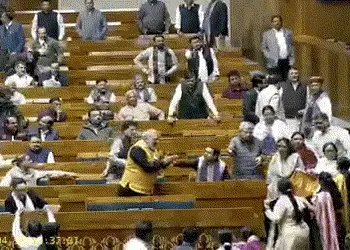 સંસદમાં આરપાર: ભાજપના મહિલા સાંસદોનો સ્પીકરને પત્ર, કહ્યું- વિપક્ષનું વર્તન લોકશાહી માટે શરમજનક | bj…